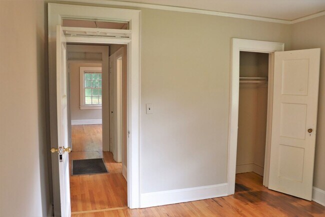 Building Photo - Charming 2-bedroom waiting to be yours !!