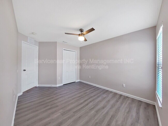 Building Photo - 7603 Crescent Palm Dr