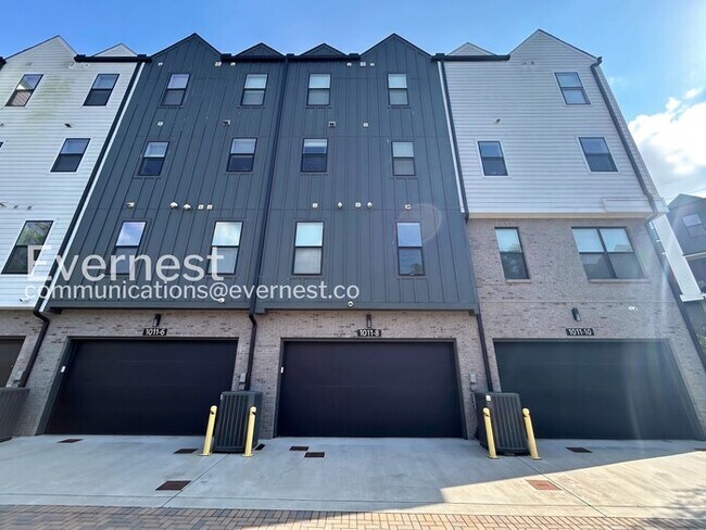 Building Photo - 4 Bed, 4.5 Bath Town Home with Garage / Available Now!