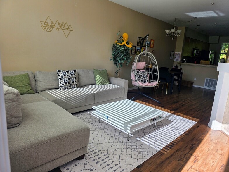 Bright Living room - 10903 124th Ave NE