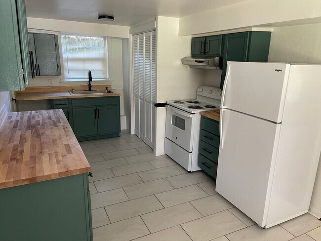 Building Photo - 3BR Cottage in Historic District