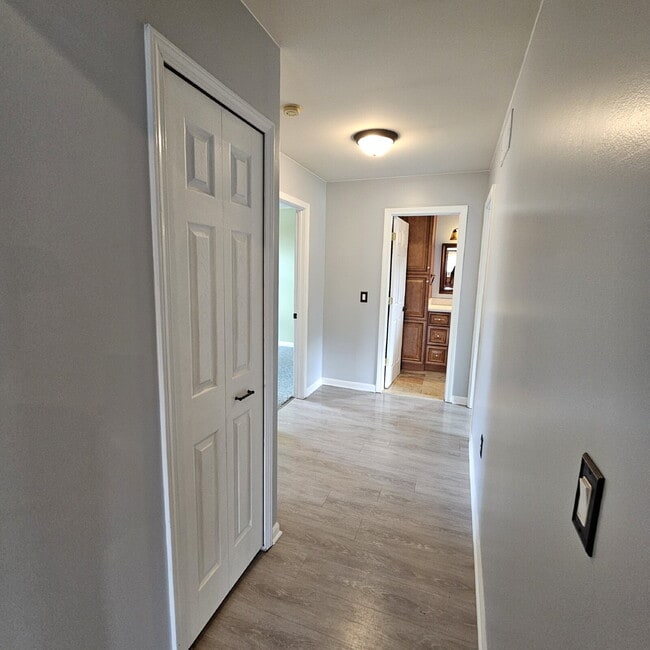 Building Photo - 3 Bedroom, 2 Bathroom Brick Ranch w/ Overs...