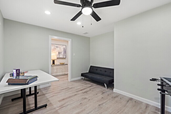 Building Photo - 3400 Laguna Dr