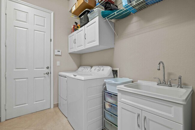 Building Photo - ** MARBELLA ISLES ** 4 BED / 3 BATH - SING...