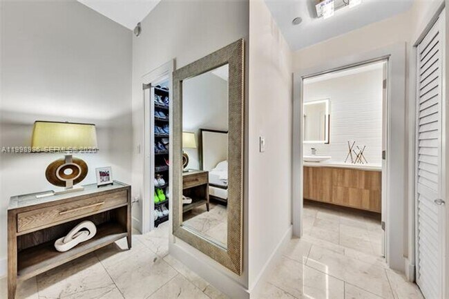 Building Photo - 6917 Collins Ave