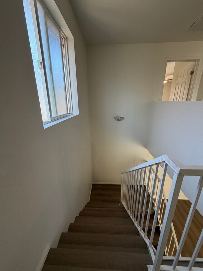 Building Photo - 547 Hart Dr