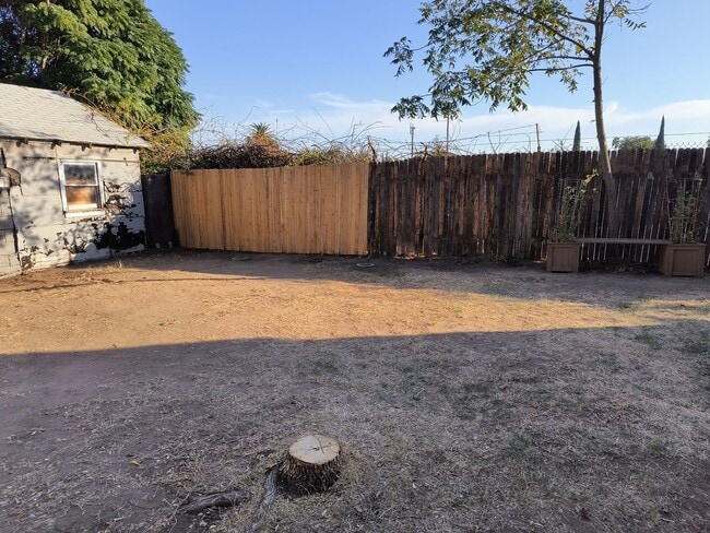Building Photo - AVAILABLE NOW!!! 3 Bedroom in Roseville!