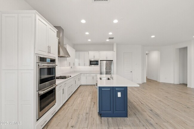 Building Photo - 8804 W Vista Ave