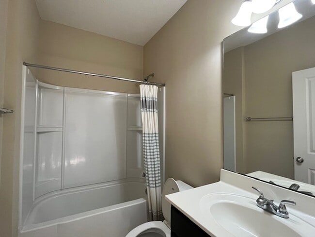 Building Photo - Well Appointed 4/3  Dreamfinders Home