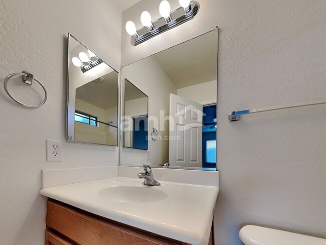 Building Photo - 1651 W Quick Draw Way