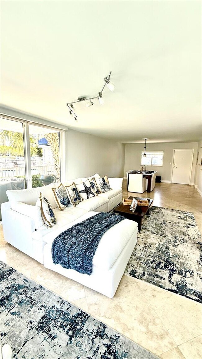 Building Photo - 4000 NE 170th St