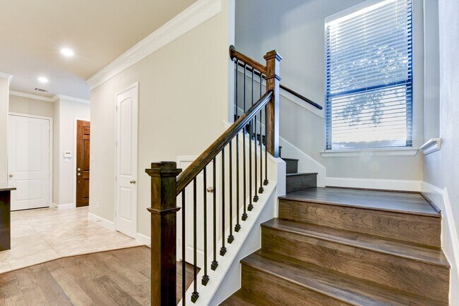 Building Photo - Beautiful Home Right on Durham Drive!