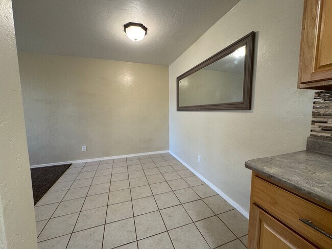 Building Photo - Tucson Apartment for Rent – Gated Communit...