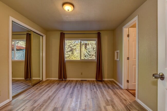 Building Photo - Spacious 2 Bedroom Home Near Willow Lake!