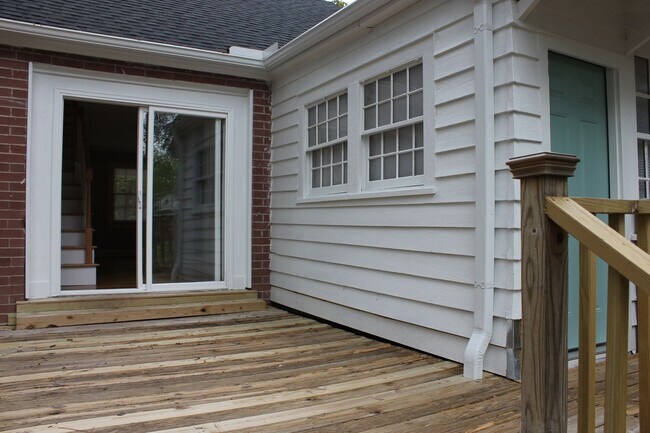 Building Photo - 3 Bedrooms 2 Full Bathrooms (one block fro...