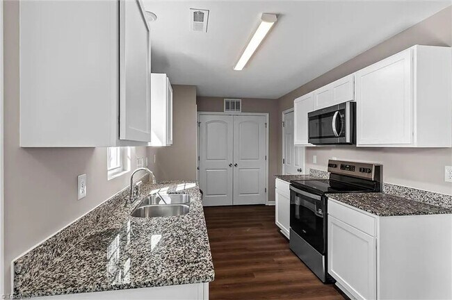 Building Photo - *** Move in Ready ***