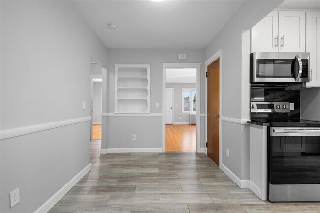 Building Photo - 5 Holten Ave