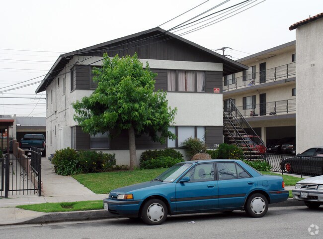 Building Photo - 11962-11968 York Ave