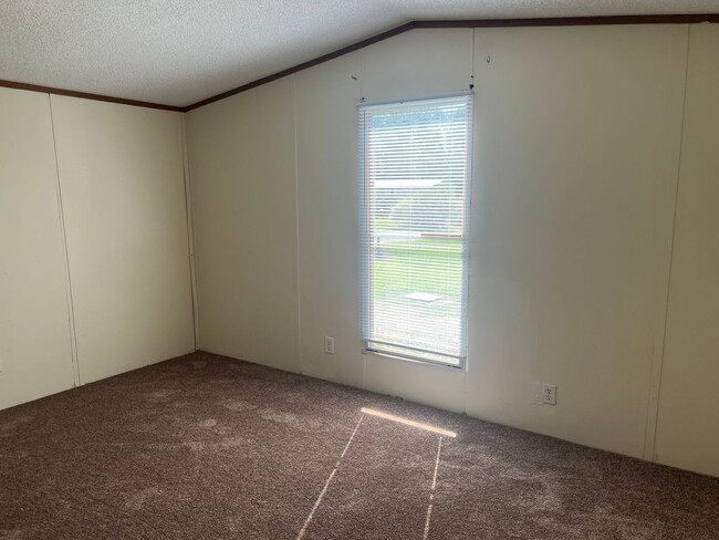 Building Photo - Large 16x80 Singlewide Mobile Home in Pine...