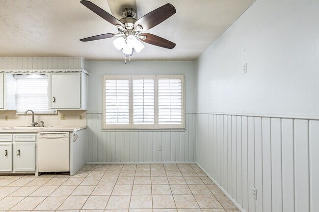 Building Photo - Charming 3 bedroom 2 bathroom