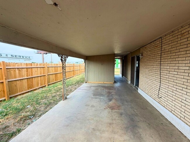 Building Photo - 1202 E San Carlos St