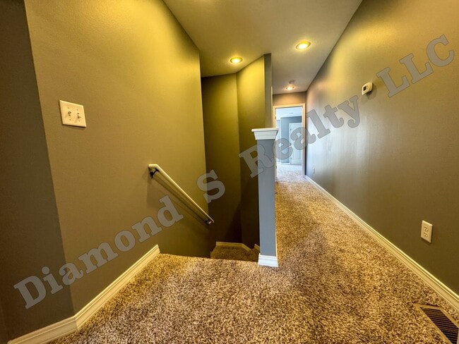 Building Photo - Updated 4 Bed Duplex close to MSU and Down...