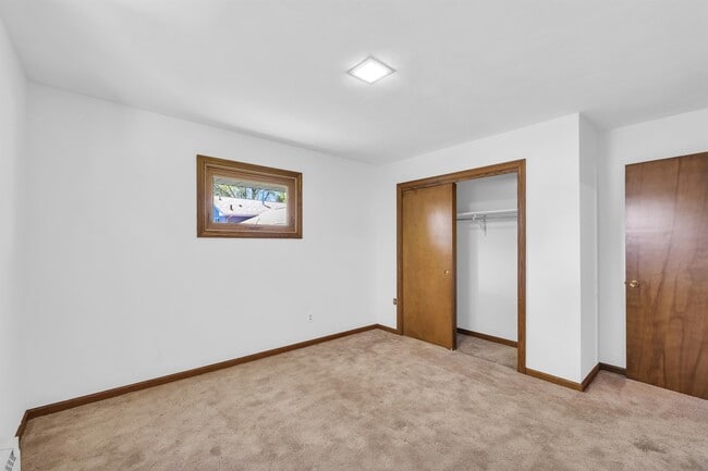 Building Photo - 1702 Golfview Dr