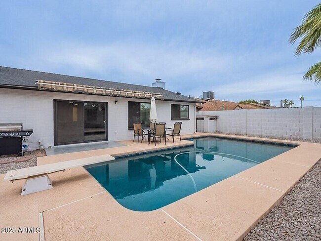Building Photo - 5817 S Siesta Ln