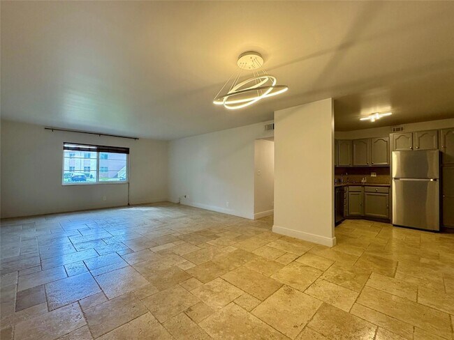 Building Photo - 124 NE 19th Ct