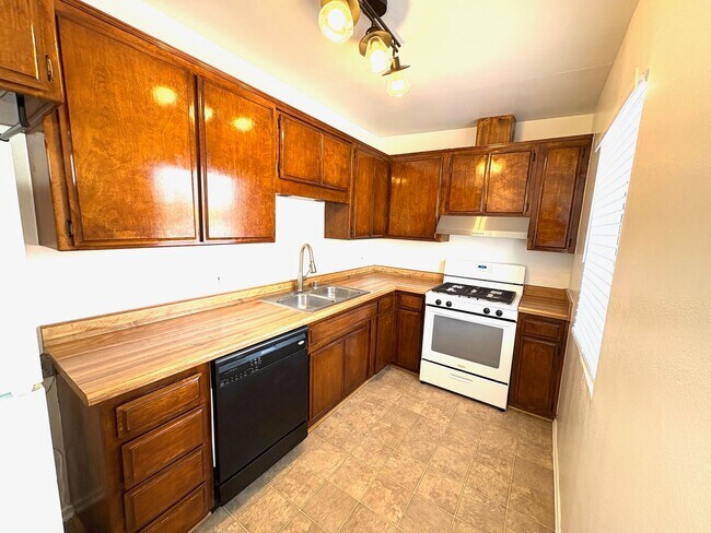 Building Photo - 203 E 53rd St