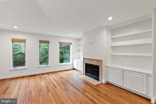 Building Photo - 4214 Embassy Park Dr NW