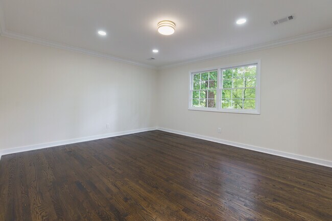 Building Photo - 280 E Valley Dr