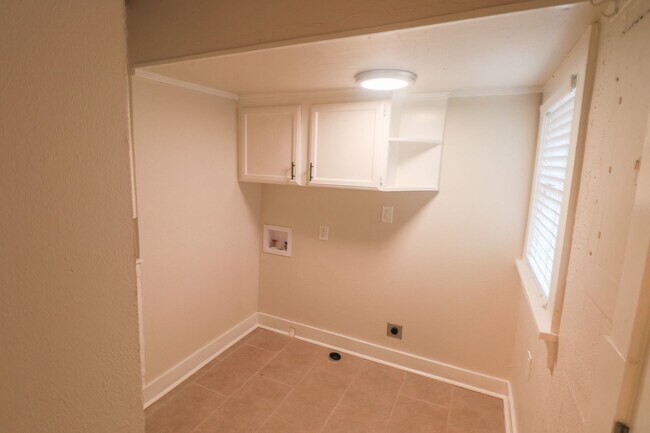 Building Photo - UPDATED & REMODELED 2 Bed 1 bath property ...