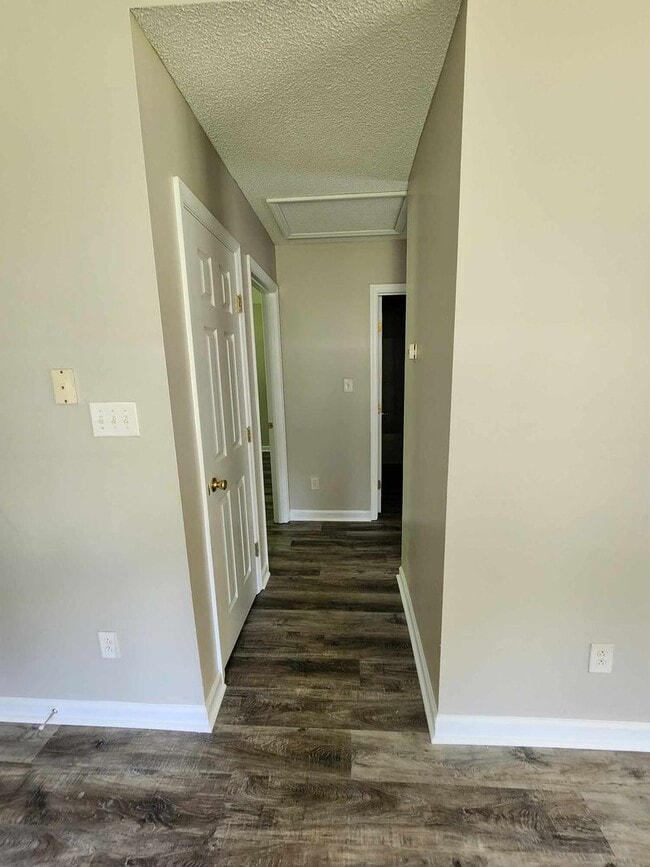 Building Photo - Cute Duplex At Affordable Price!!