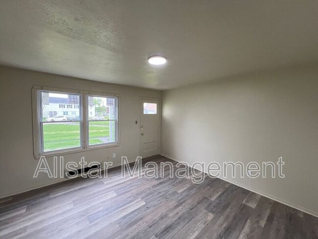Building Photo - 942 S Central Dr