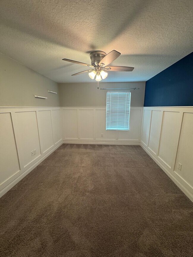 Building Photo - Spacious 5-Bedroom Riverview Home