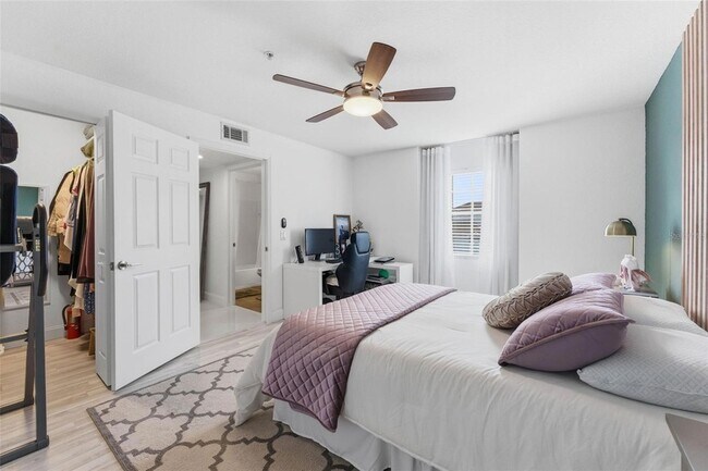 Building Photo - 13838 Fairway Island Dr