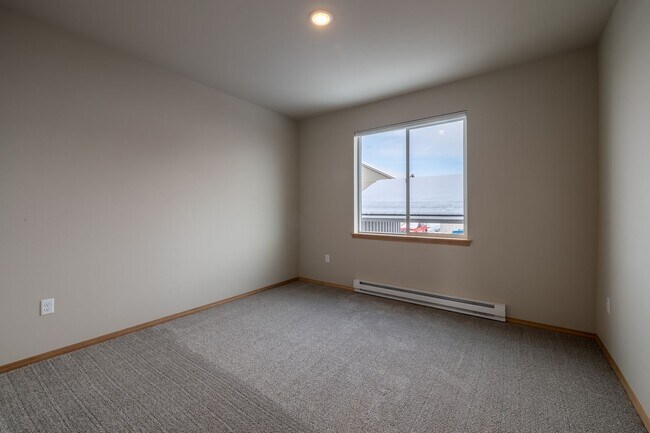 Building Photo - Large 2 Bedroom/2 Bath Apartment- Pet Friendly!