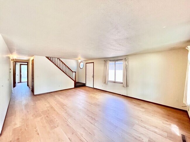Building Photo - 3 Bed 2 Bath Close to Hughes Staduim