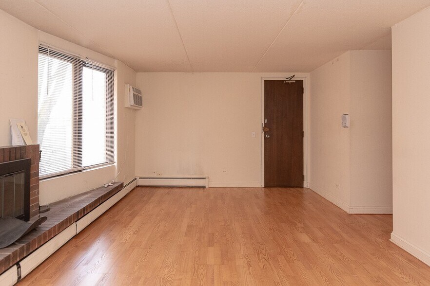 Building Photo - 629 W Wellington Ave