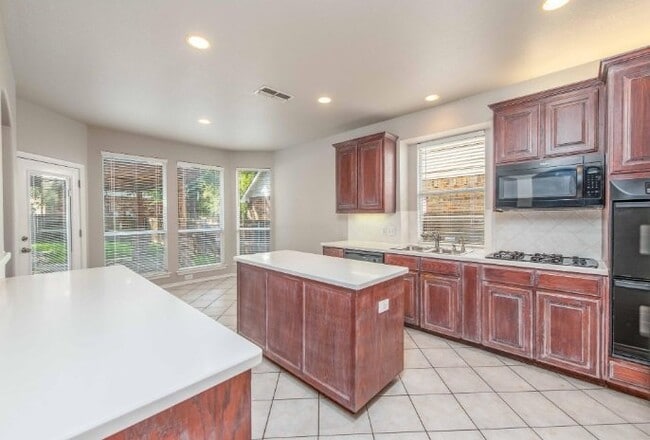 Building Photo - Lovely home nestled in south Arlington