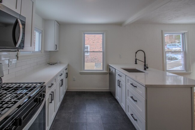 Building Photo - RENOVATED & READY FOR MOVE IN! COZY 2 BEDR...