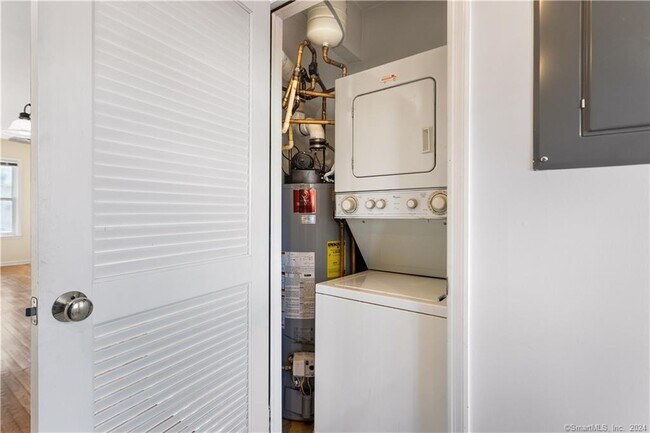 Building Photo - 13 Dolsen Pl