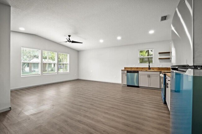 Building Photo - 1594 W 22nd St