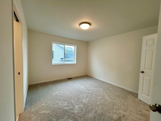 Building Photo - Spacious & Stylish 4-Bed Home with Modern Finishes and Attached 2-Stall Garage