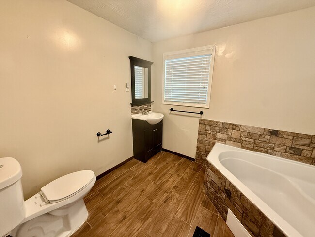 Building Photo - 1021 N 925 E St