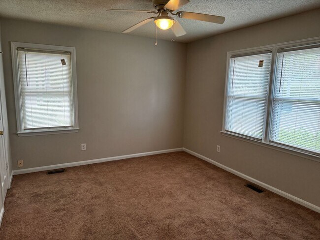 Building Photo - 4 Bedroom 2.5 Bath Home