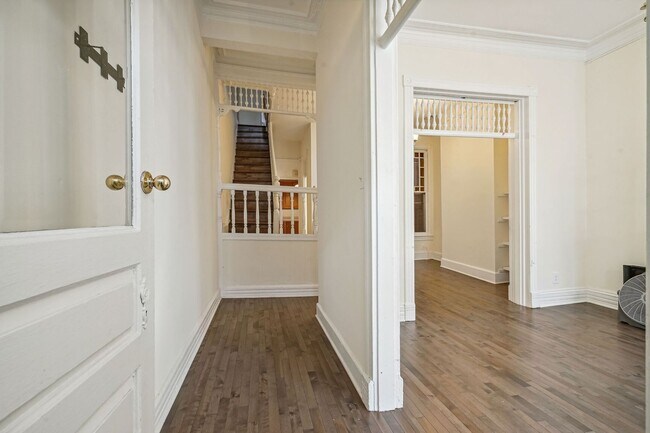 Building Photo - Available Now! 3 bedroom, 1.5 bathrooms hi...