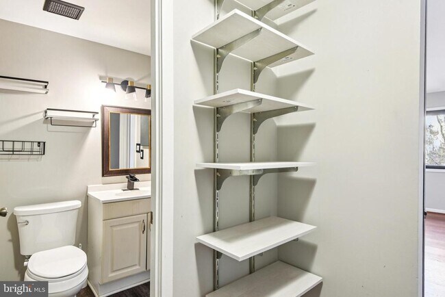 Building Photo - 9717 Hellingly Pl