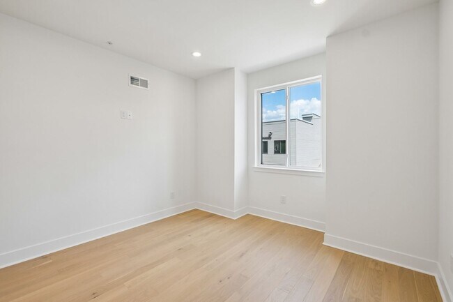 Building Photo - 1518 N Darien St